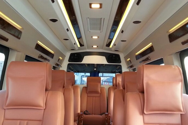 10-seater-tempo-traveller